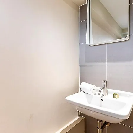 Modern Apartment With Balcony Londra Esterno foto
